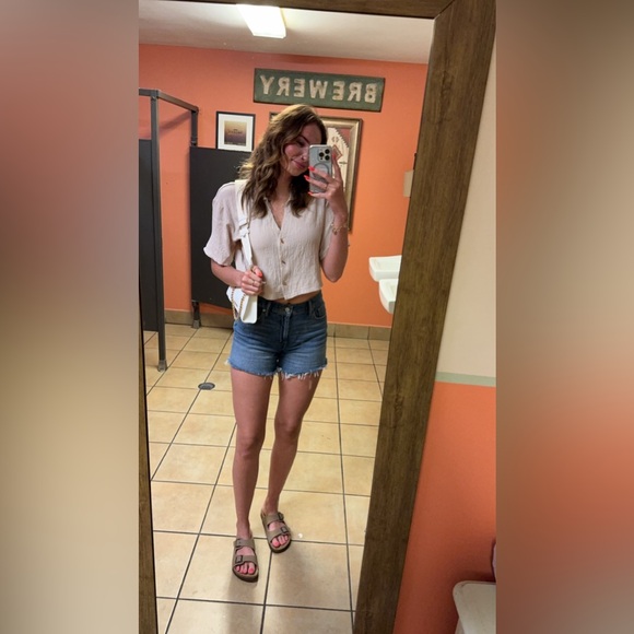 Meet your Posher, Courtney - Picture 2 of 5